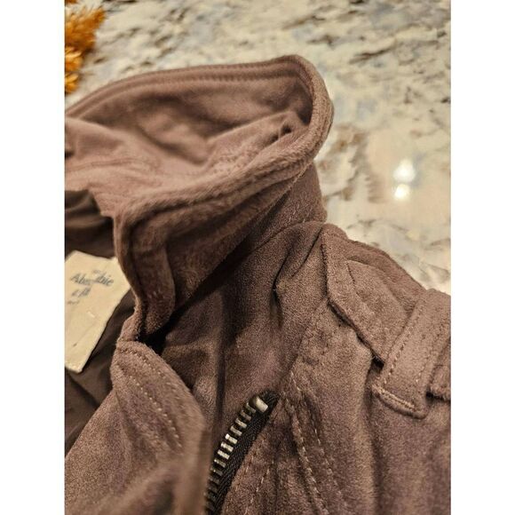 Abercrombie and Fitch suede vest. Perfect festival outfit piece - Picture 6 of 6